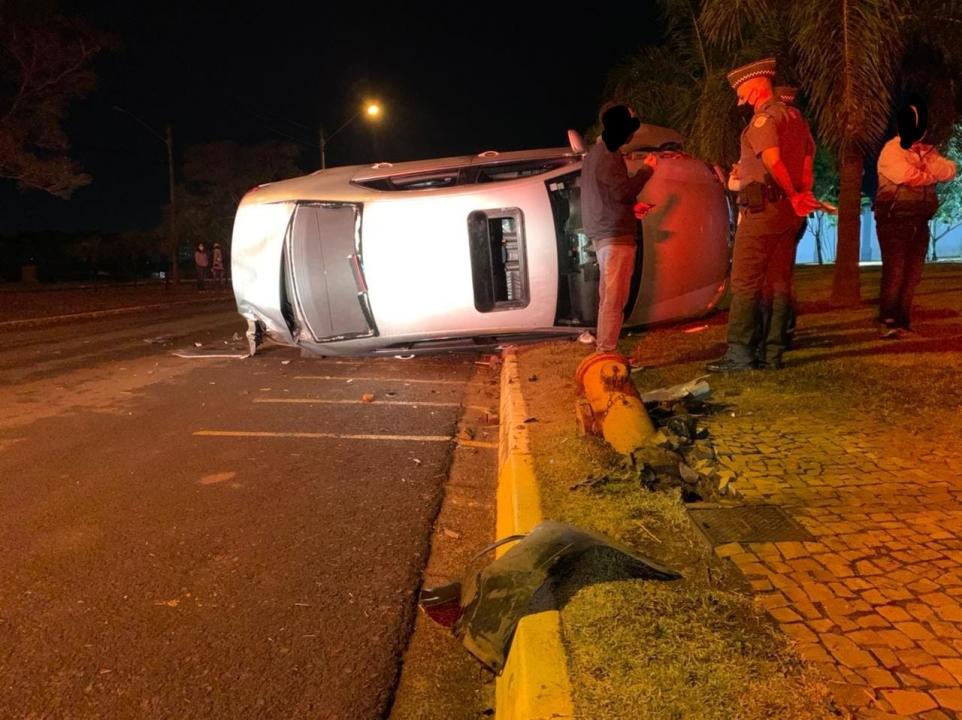 Foto 4 de 4 — Jovem capota Jetta em via de acesso ao Condomínio Salto Grande